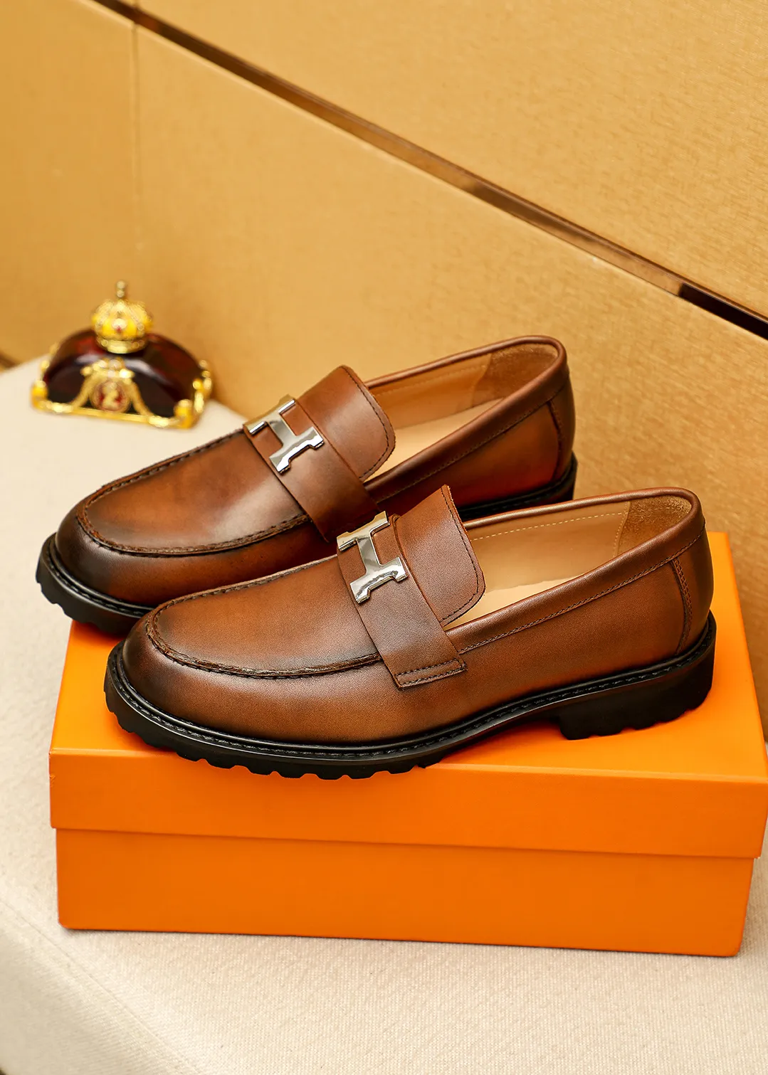 Men's shoes 💰460 💐 Product trademark: HERMES "Hermès" casual leather shoes Regular size: 38-44 (45.46🉑️customized) Product materials: Selected imported first-layer calfskin upper + luxury hardware buckle, imported water-dyed 🐂 cowhide lining. Strong three-dimensional visual effect, original outsole Color: 4⃣️colors available